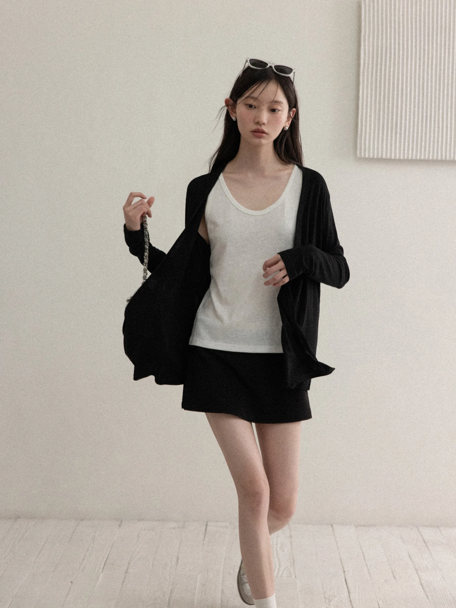 黒の中長丈長袖Tシャツ：シンプルきれいめコーデの定番アイテムとしての実用性と着こなしのバランス