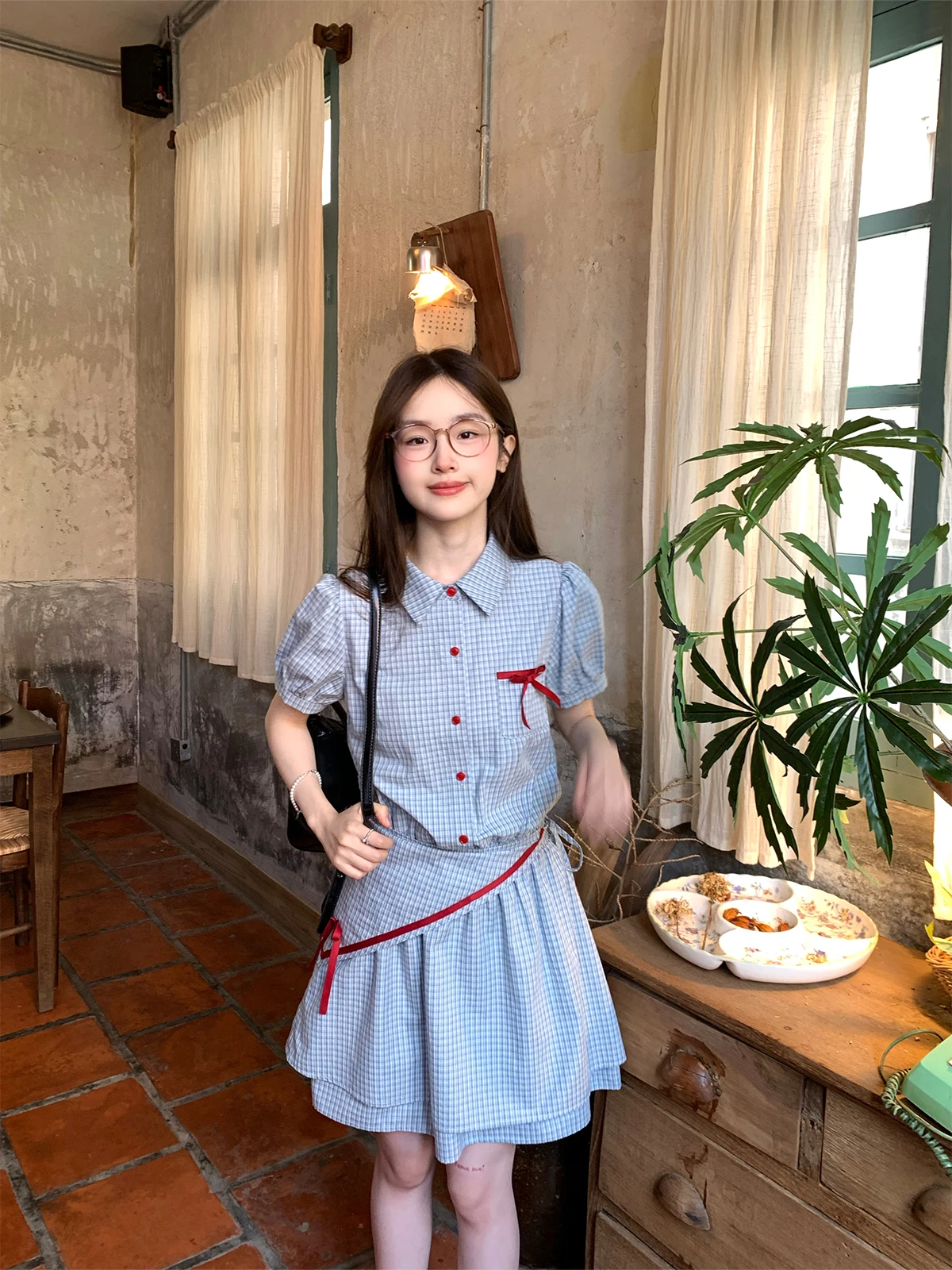 甘美な学院風デザインの小翻領アシンメトリーチェックシャツワンピース：女性向けカジュアルシーンでの実用性とスタイルのバランス