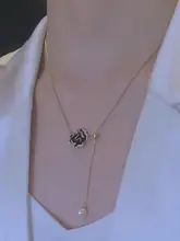 黒い山茶花デザインのネックレス【パールフリンジ・プル式・個性的・カジュアル】