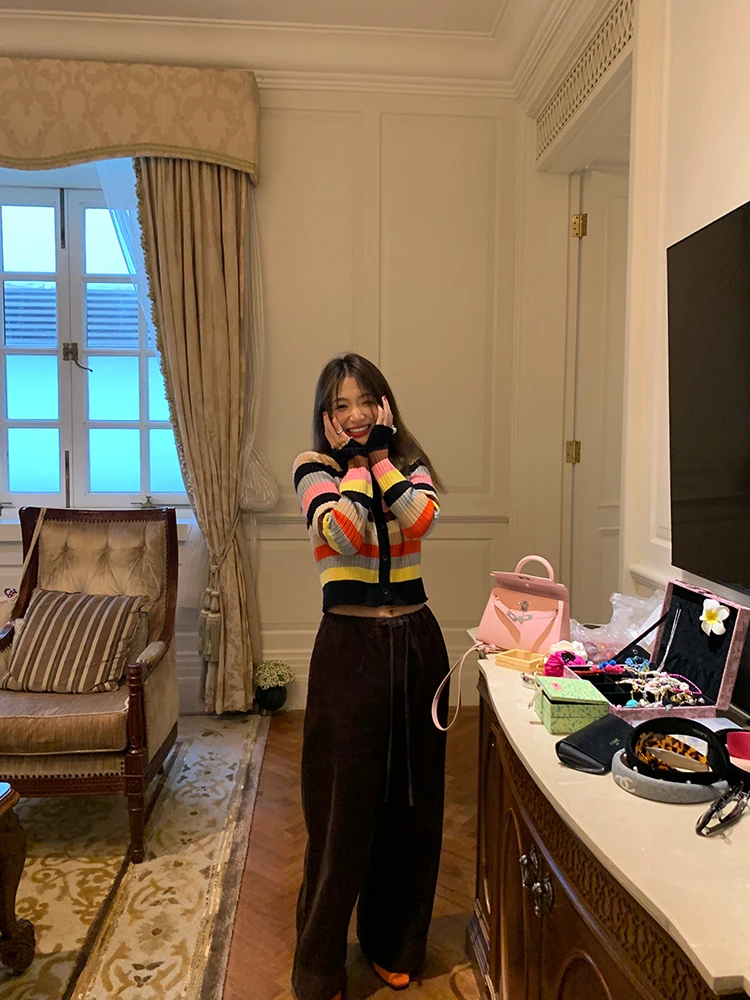 水色の服似合うズボンは本当に着られる？コーヒー色のコーデュロイワイドパンツが解決するリアルな悩み