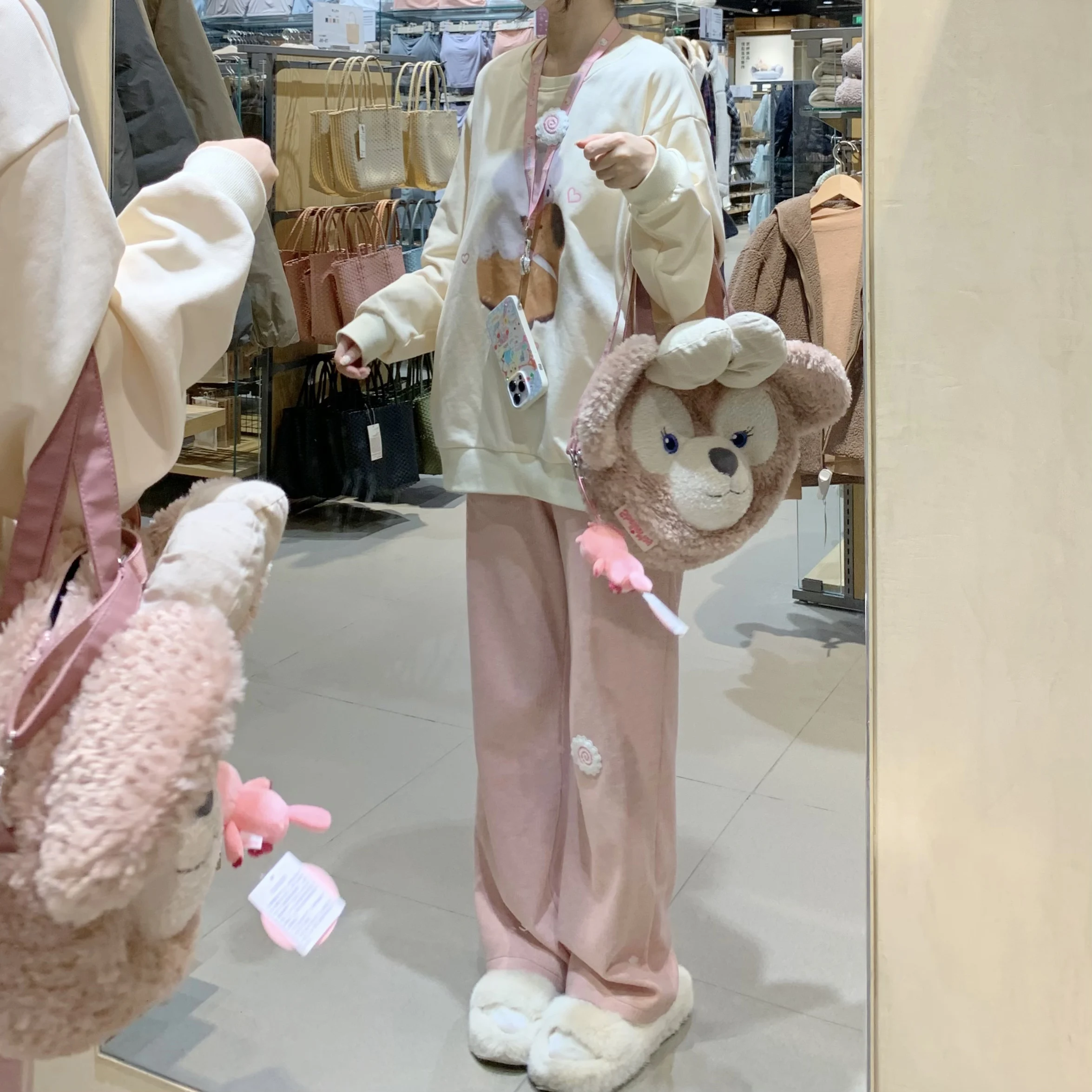 くすみピンクのフレアパンツはどんな感じ？春のアフタヌーンティーにぴったりな「かわいい刺繍」が決め手！