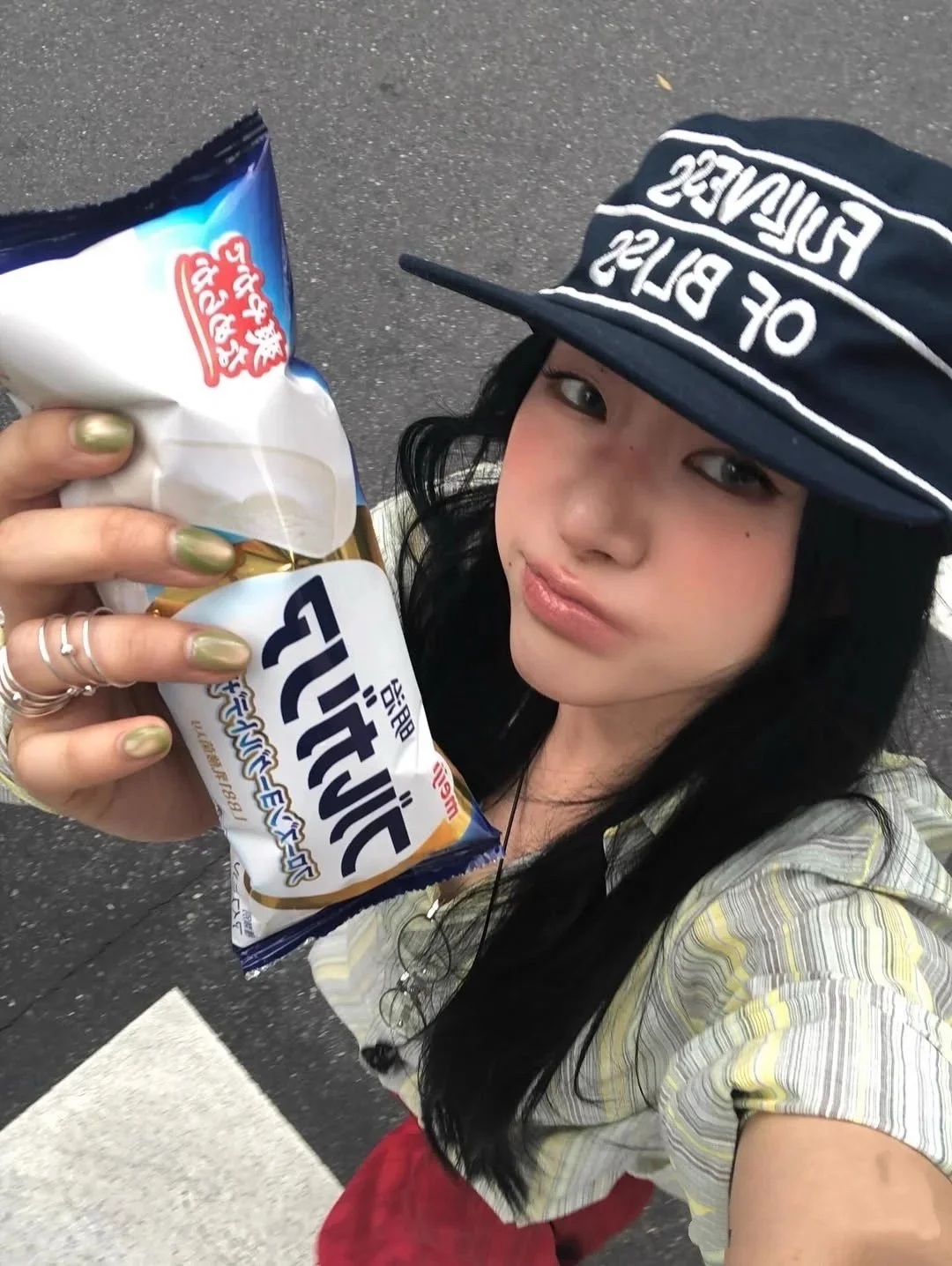 running cap とは何か：ネイビーブルーのストライプ刺繍入り平つばキャップの実用性と使い方
