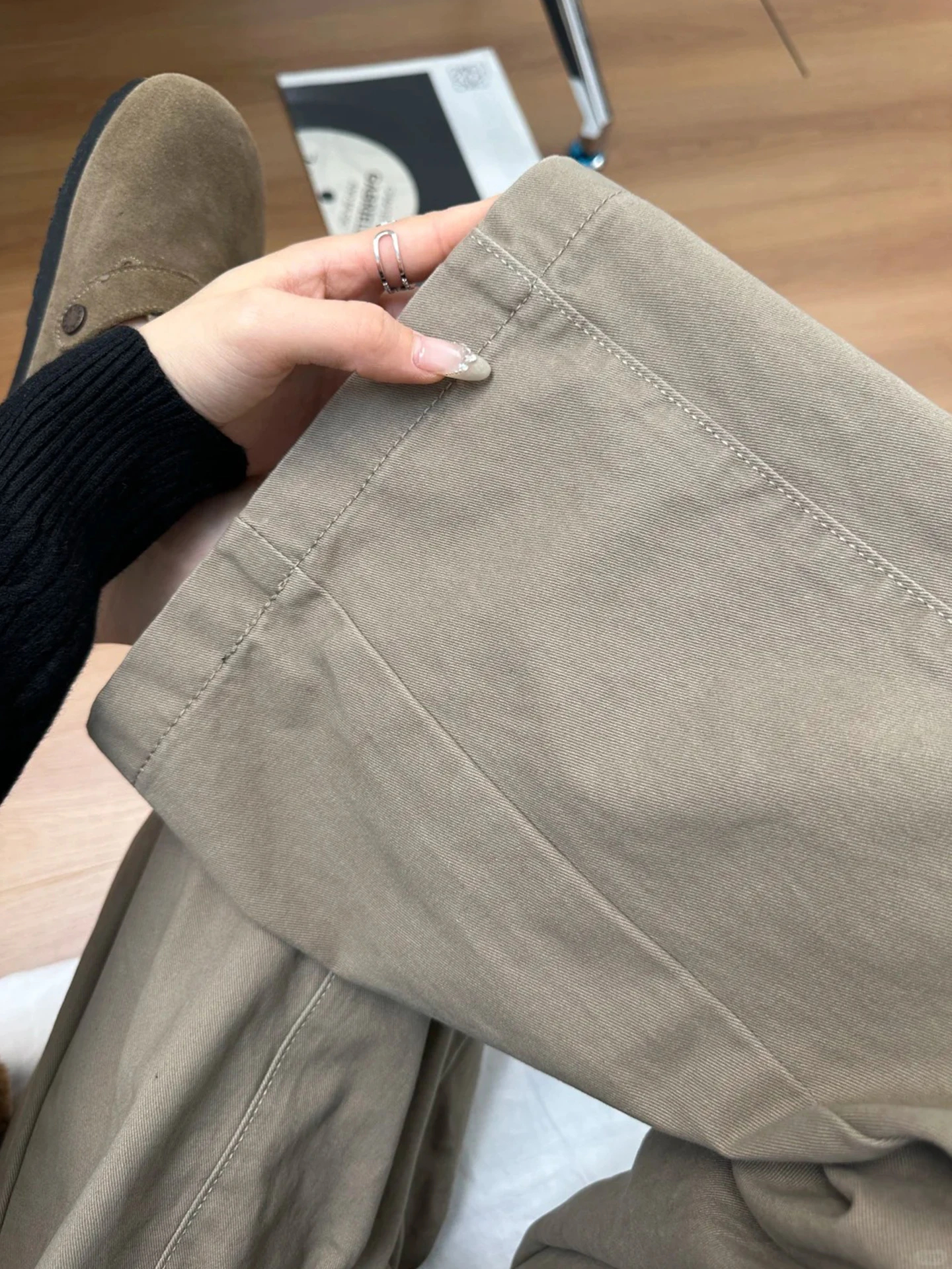 ジージャンに合うズボン レディースは、カーキ色のストレートパンツが今、最も人気なの？