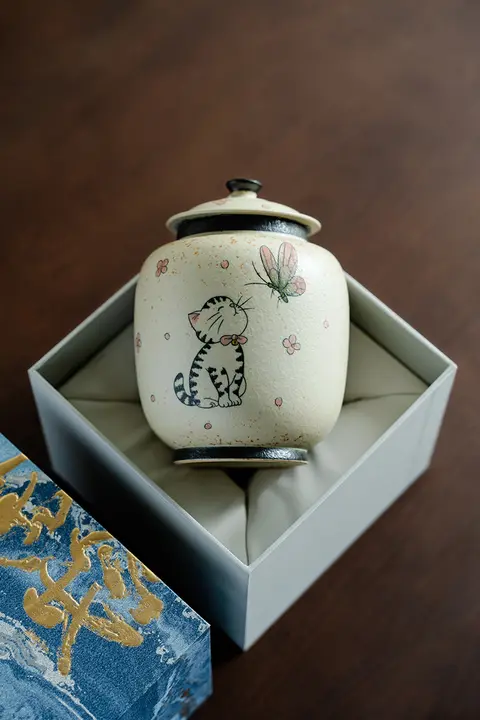 手描きの猫と蝶模様の茶葉缶【陶器製・密封防潮】