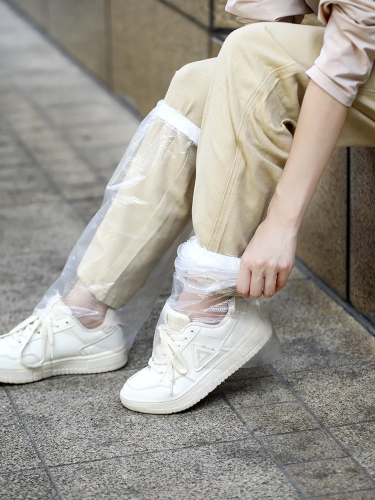 梅雨時のきれいめスタイルを守る、雨の日も気品を保てるレインアイテムは？