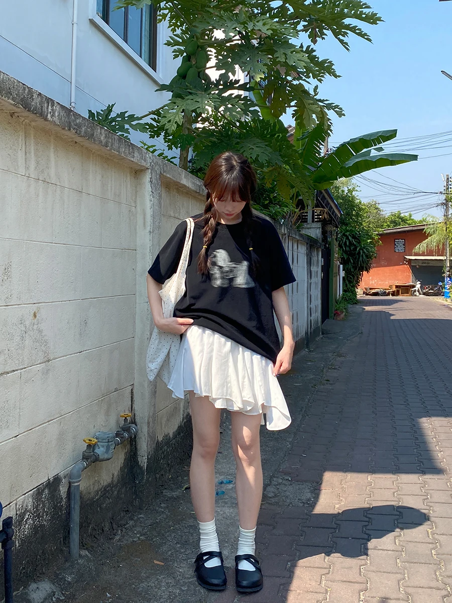不規則デザインの白いスカート：カットアウトと中腰が都市通勤に適する理由