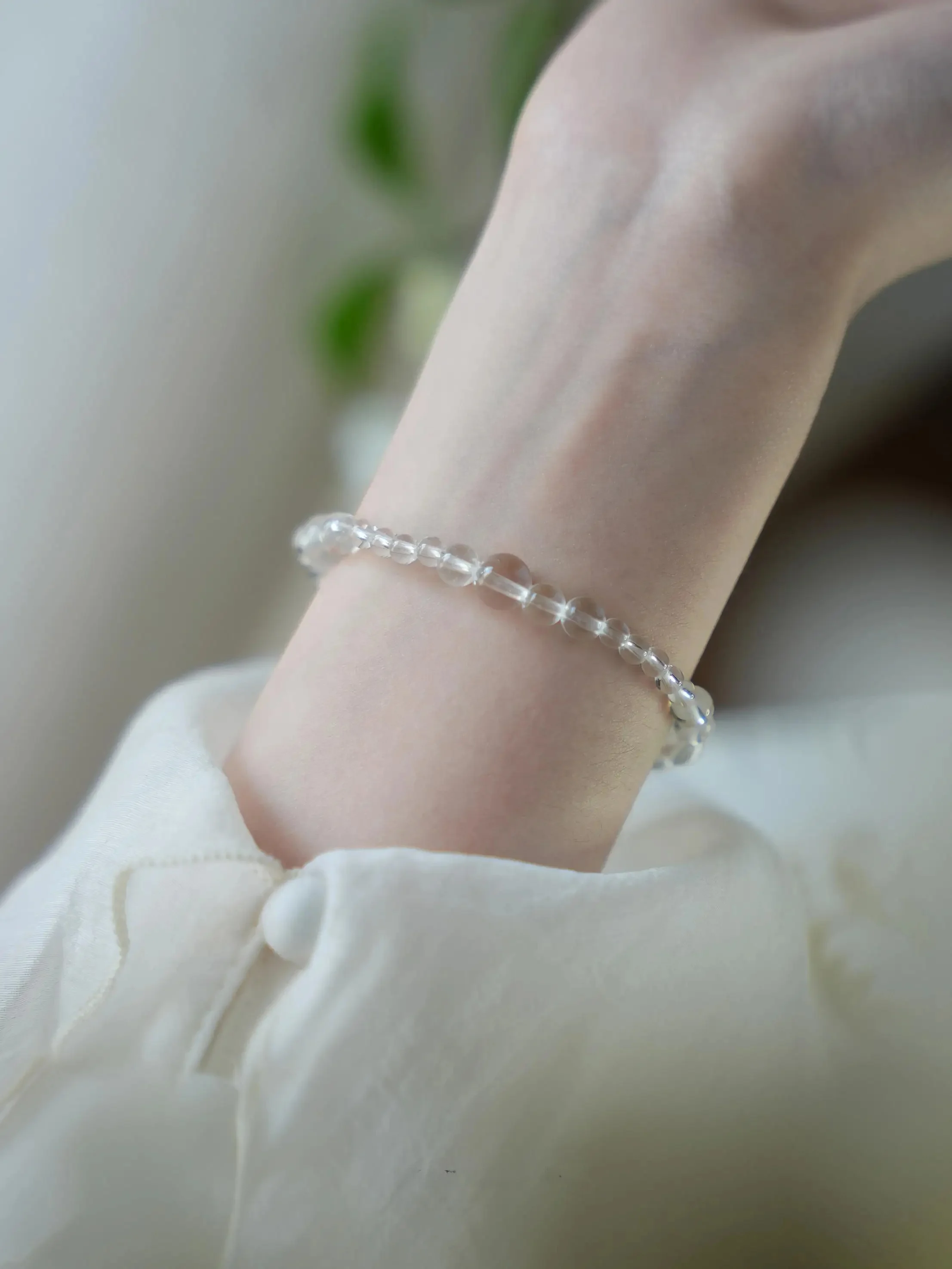 クリスタルデコレーションはどんなもの？女性の心に響く「白水晶ブレスレット」の選び方とは