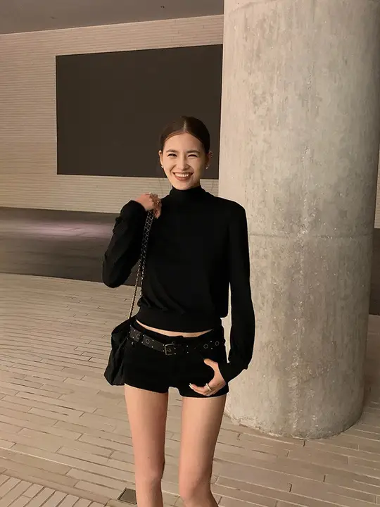 黒のデニムショートパンツ【春夏用・スリムフィット・ハイウエスト】（セットアップ対応）