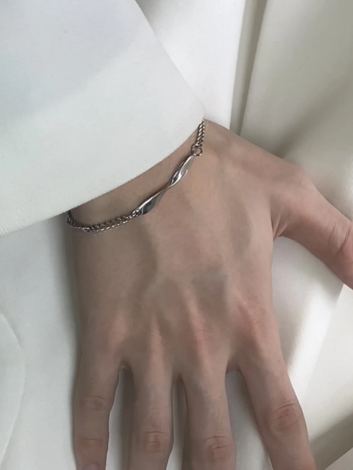 40代女性ブレスレットの選択：CANHUI 不規則デザインミニマルブレスレットの実用性と価格分析