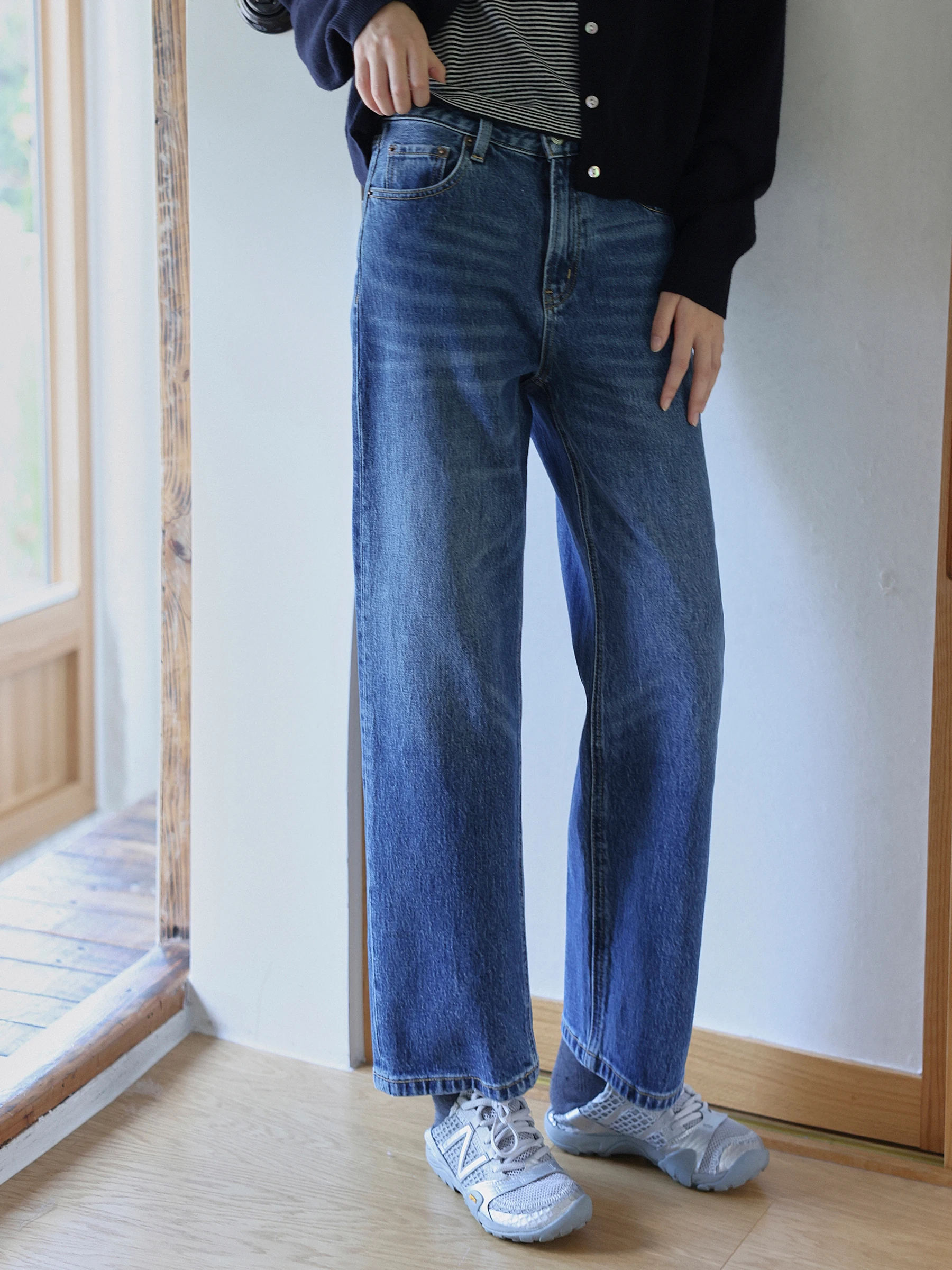 高ウエストストレートデニムパンツ：40代女性の日常使いに最適なデザインとフィット感