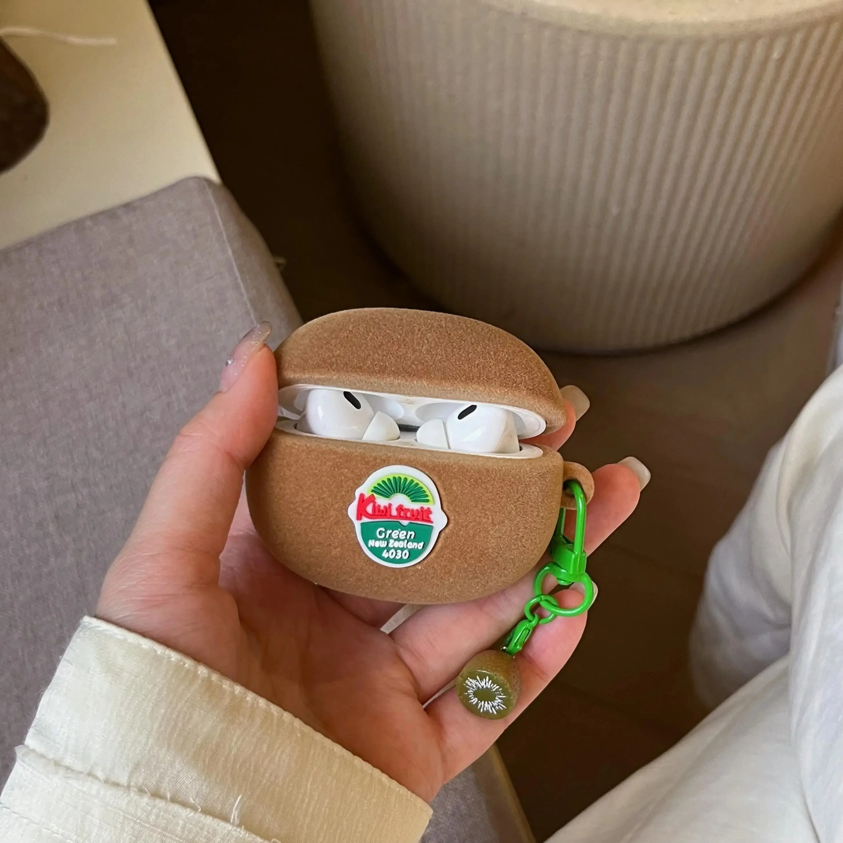 エアポッズプロを守るための「リアルなキウイデザイン」保護ケースは、本当に必要ですか？