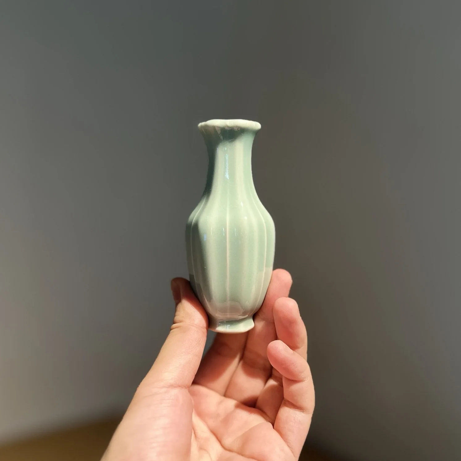 一輪挿し 花瓶 に合う伝統的な美しさは？青瓷花瓶が教えてくれる