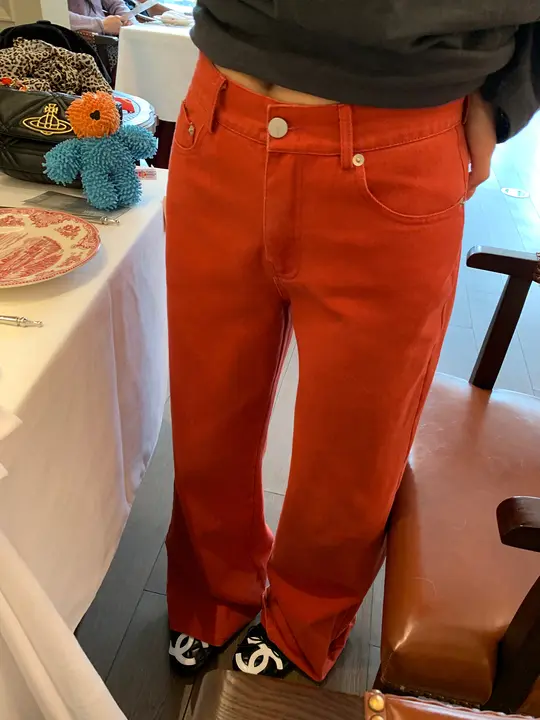 魅力的なデザインの秋冬用レッドデニムパンツ【ストレートシルエット・小柄向け】