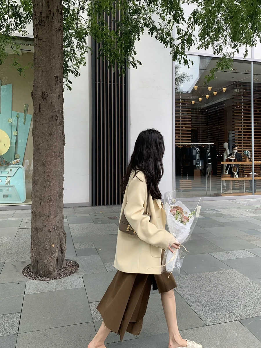 30代の女性にぴったりな春のファッションは？不規則なデザインのハーフスカートが解決する