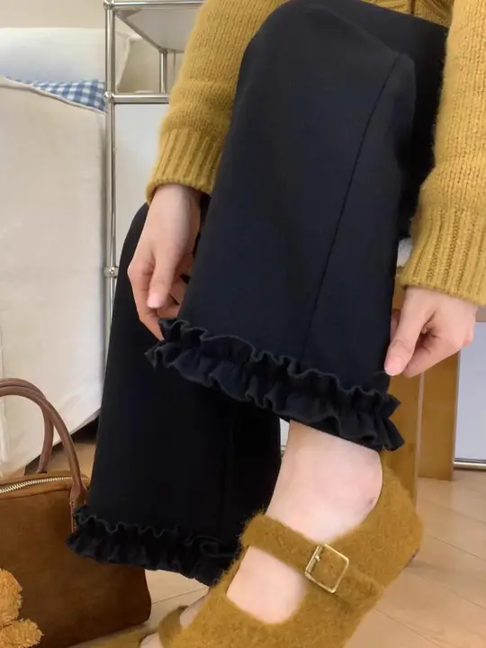 黒色のフリル付きパンツ【女性用・ハイウエスト・ゆったりとしたシルエット・小柄対応】（セットアップ対応）