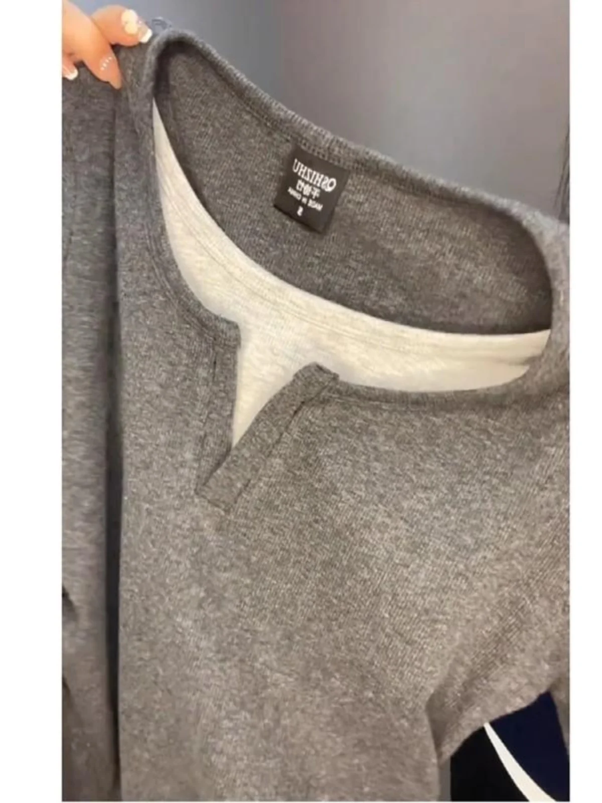 「Tシャツズボンに入れる」のは本当に可能？デザイン性のある長袖Tシャツが解決する、通勤スタイルの悩み