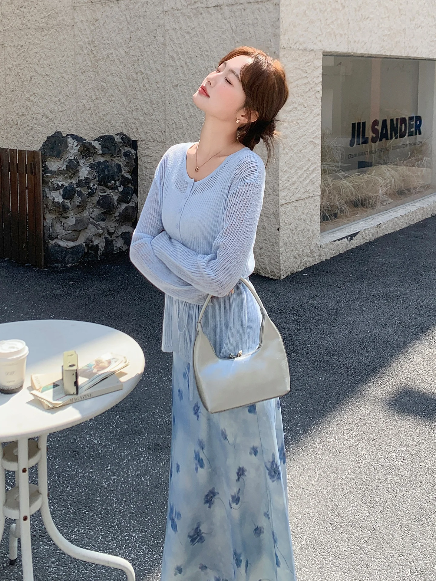 19°C～23°Cの春に着るべきカジュアルファッションは？淡い青のニットスカートセットで解決！