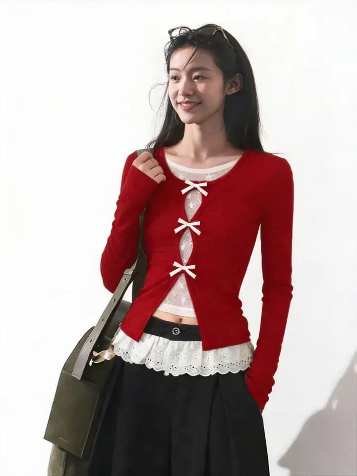 華やかな印象！レース刺繍付き長袖Tシャツ【春秋用・フィットタイプ】（セットアップ対応）