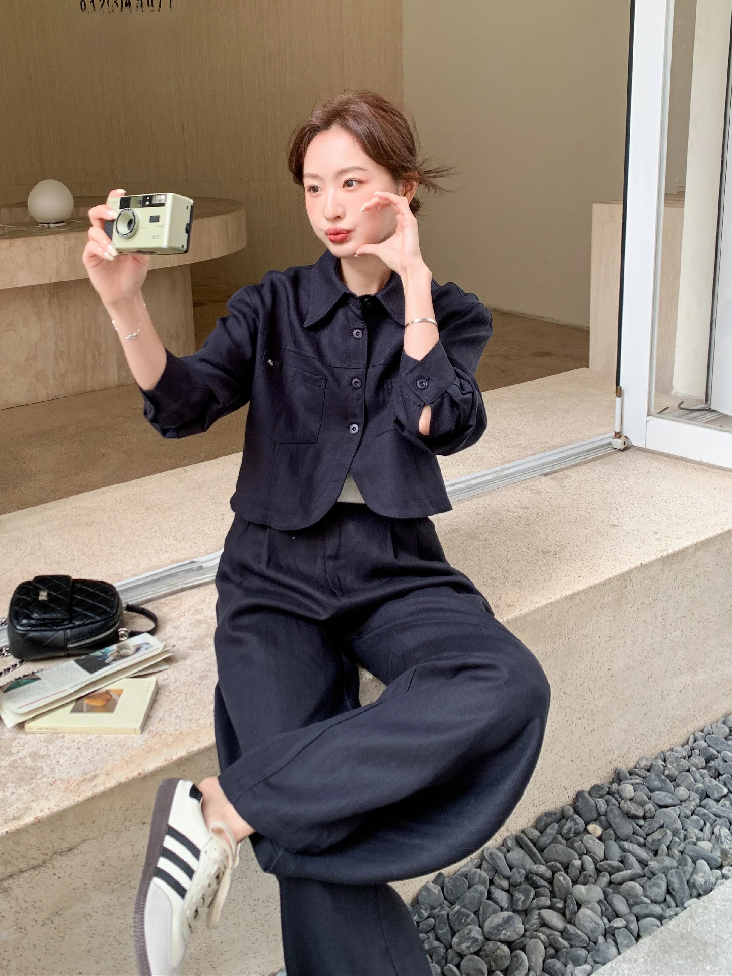青いジャケットをどうコーデする？秋の日常に溶け込む、自然なスタイルの秘密