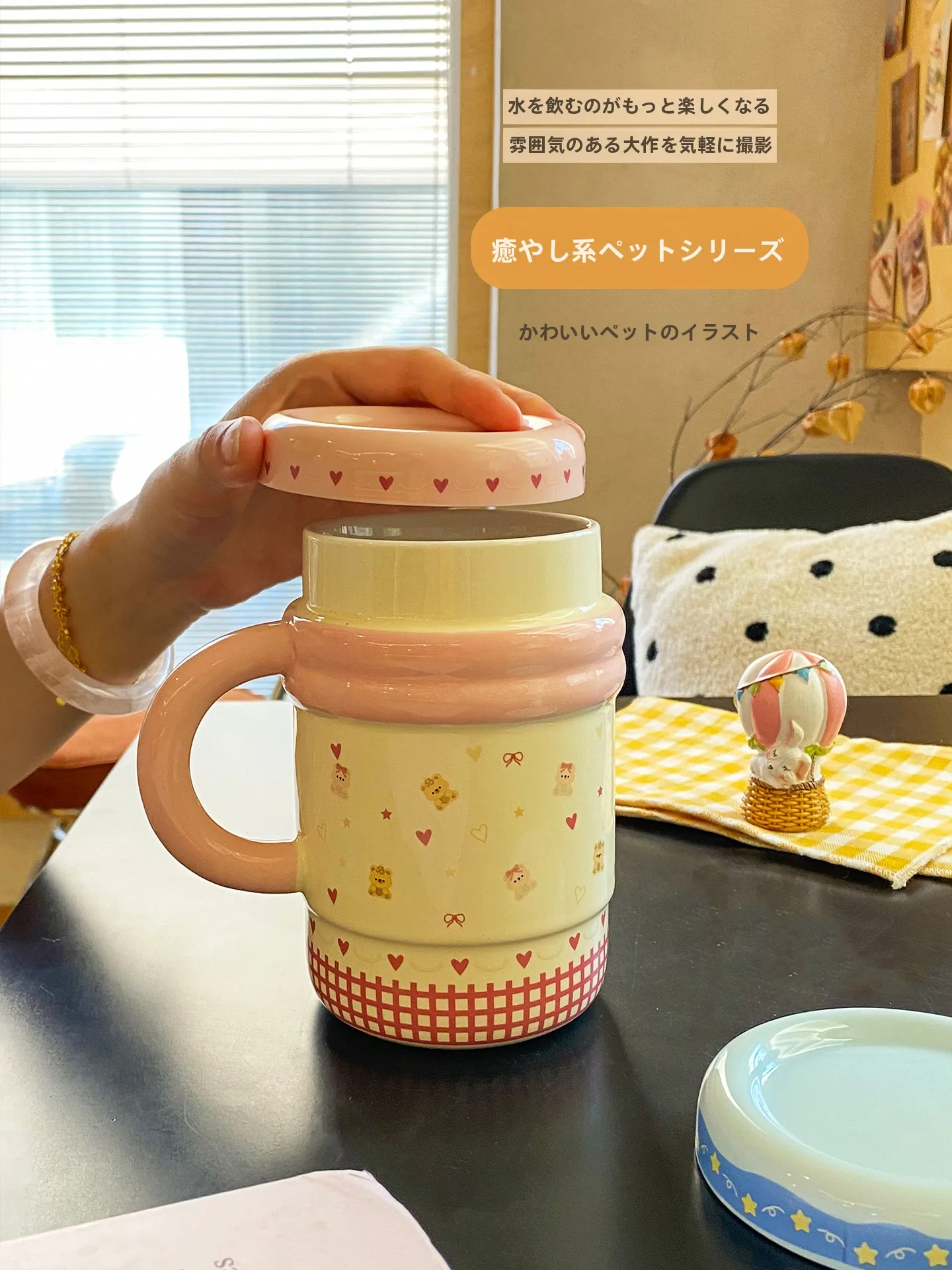 おしゃれな陶器マグカップ：ふた付きのコーヒー用デザインと家庭・カフェでの実用性