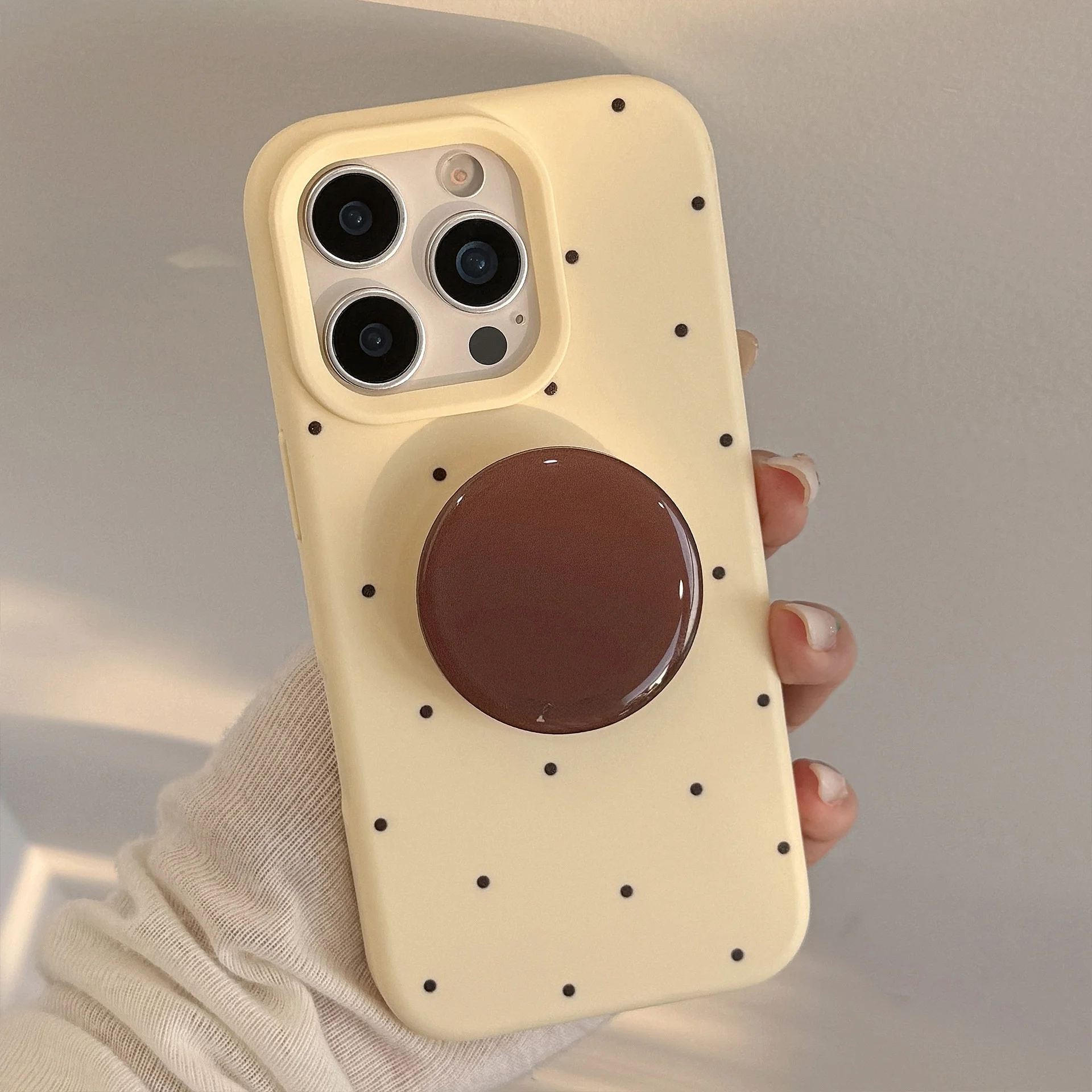 iPhone用ドットデザインカメラキーケース：全包防水と円形スタンドで日常撮影をサポート