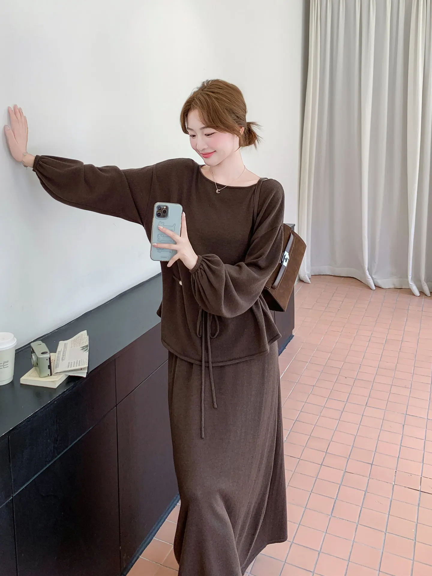 コーヒーカラーのレトロ風メラードニットトップスと半身スカートセット：春服コーデの季節感と着心地を実証