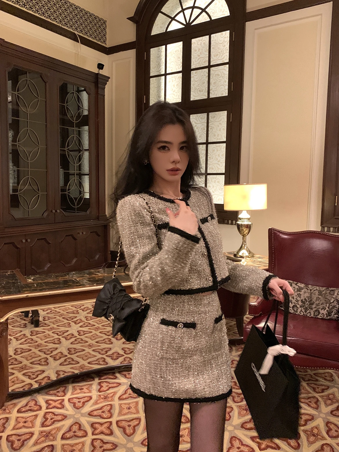 ふんわりショート50代のヘアスタイル：フランス風レトロデザインのセットアップ対応小香風短外套と半身裙