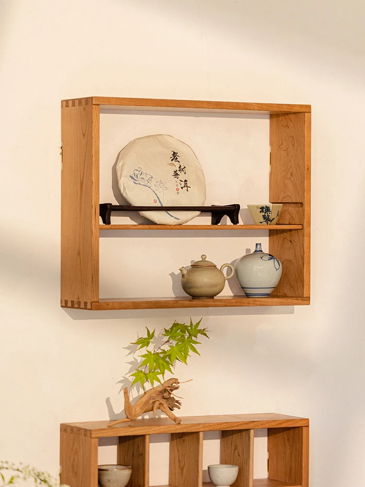 旅行グッズで心を落ち着かせるアイテムは？無垢材の茶器展示棚がおすすめ