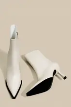 高めのヒールが魅力的なショートブーツ【大人女性向け・デザイン性抜群】