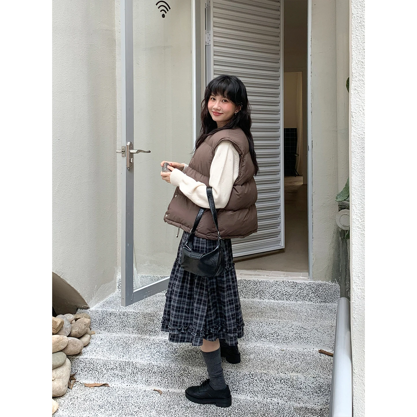 10月中ばに着る服装は？11月後半に着る服装は？その答えは「コーヒーカラーのリブニットベスト」にあり
