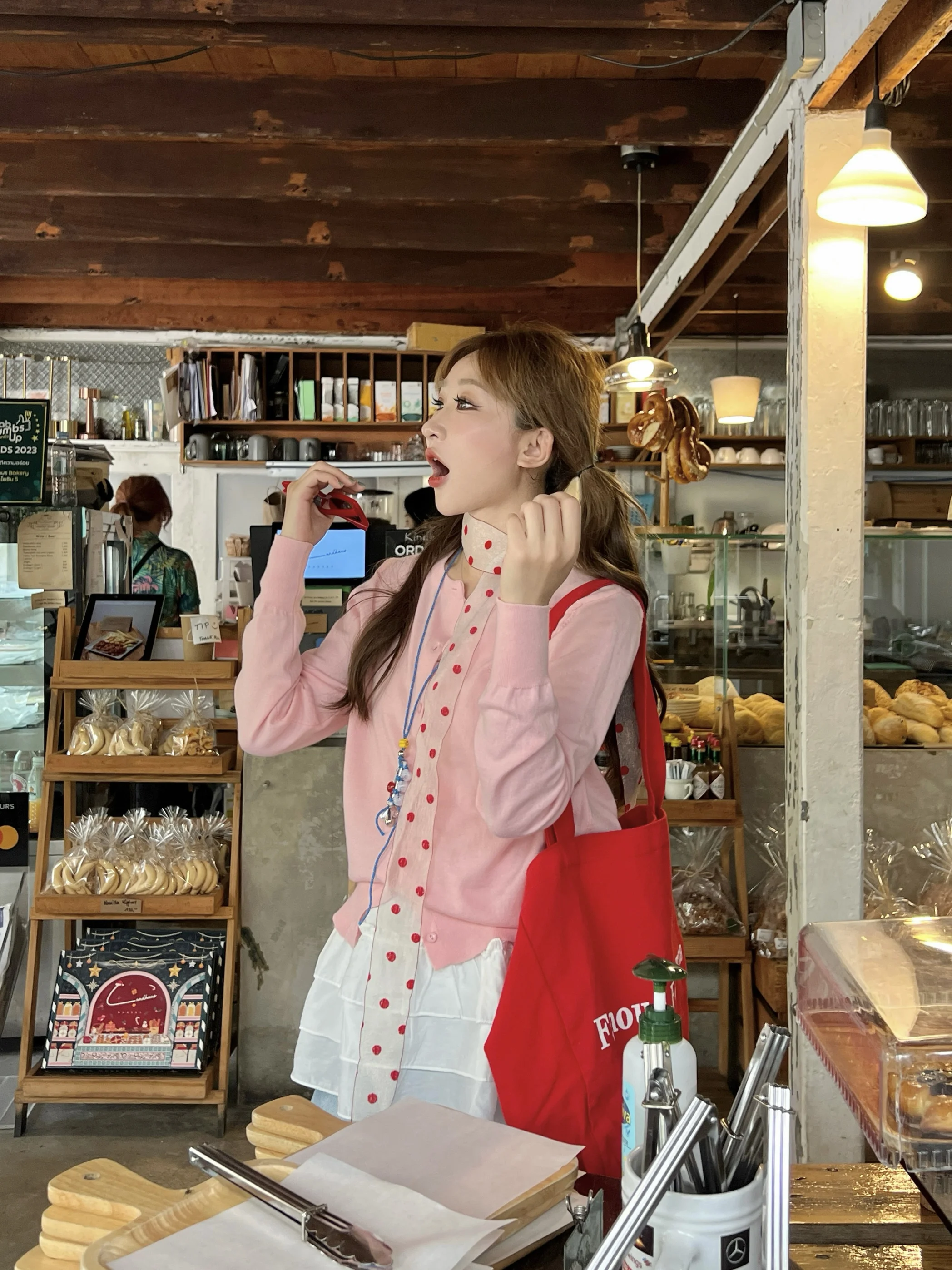 2026春コーデで失敗しない！カラフルな刺繍ニットカーディガンは、どんなシーンで着るべき？