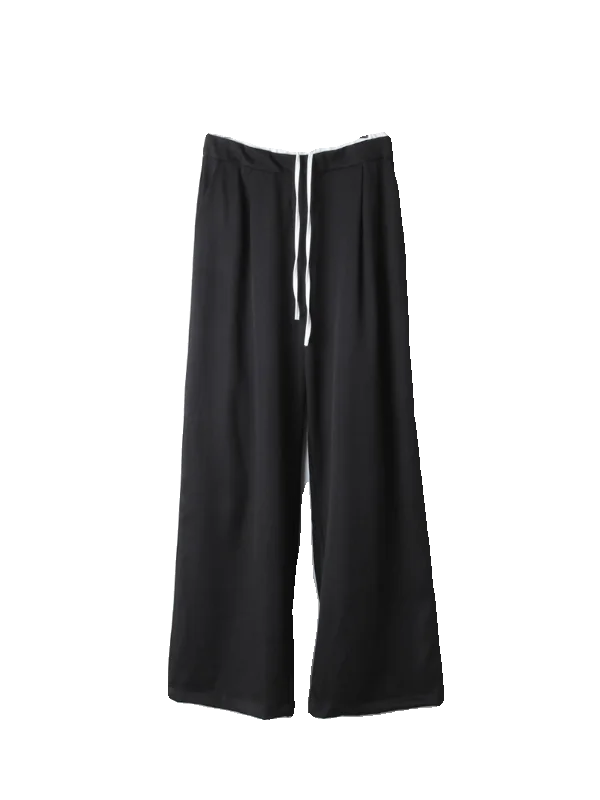 60代のワイドパンツをどう着こなすか？黒いワイドパンツの選び方とスタイリングのコツ