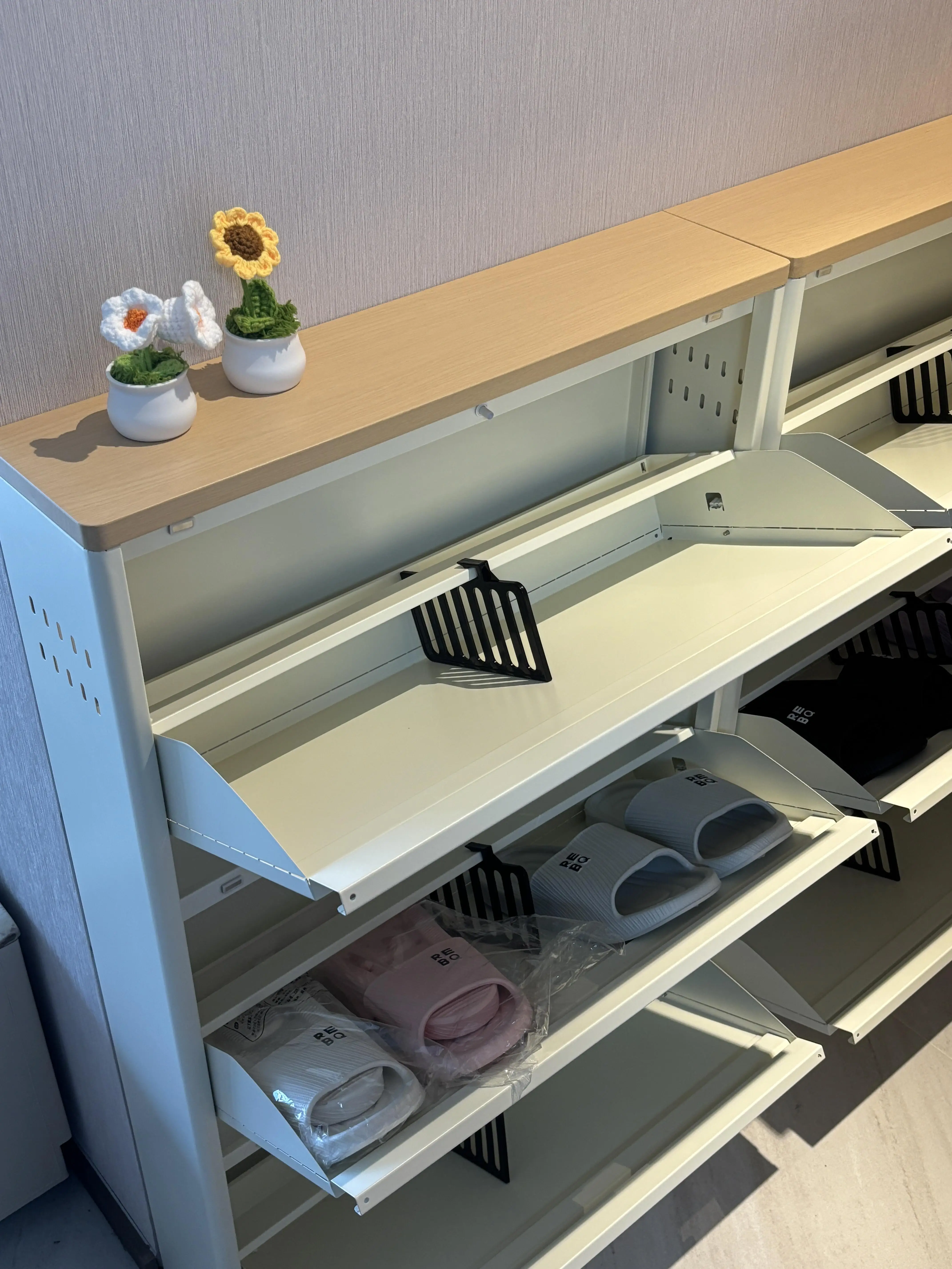 鋼製薄型シューキャビネット：マンション玄関に最適なスリム収納の実用性と設計原理