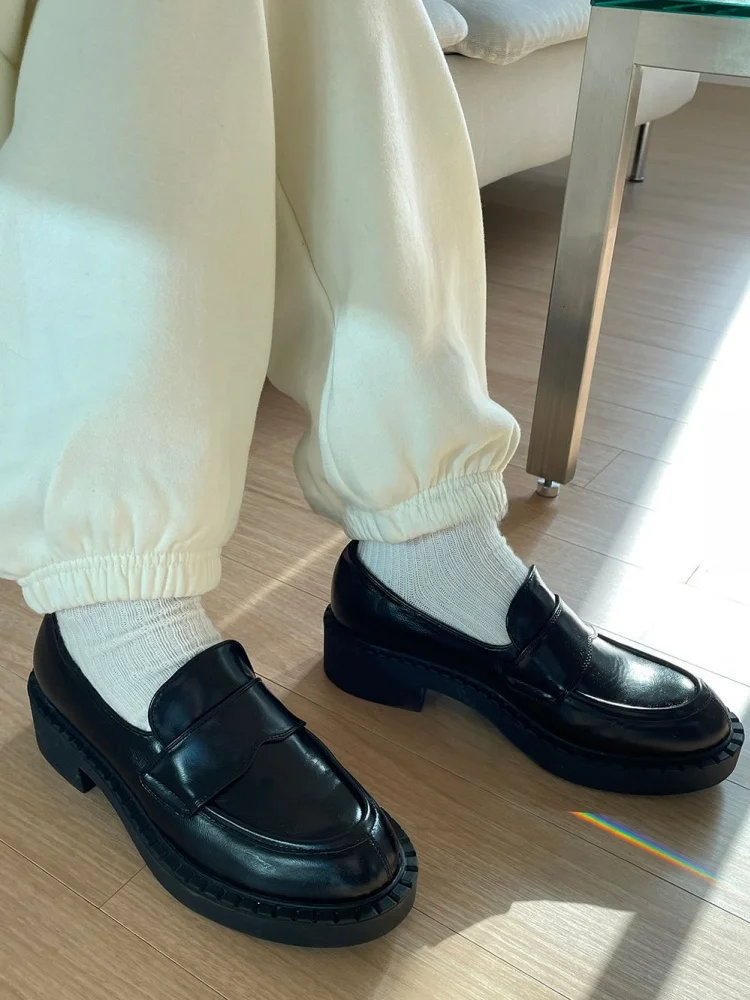 厚底ローファーを選ぶときに迷うなら、この1点が解決する