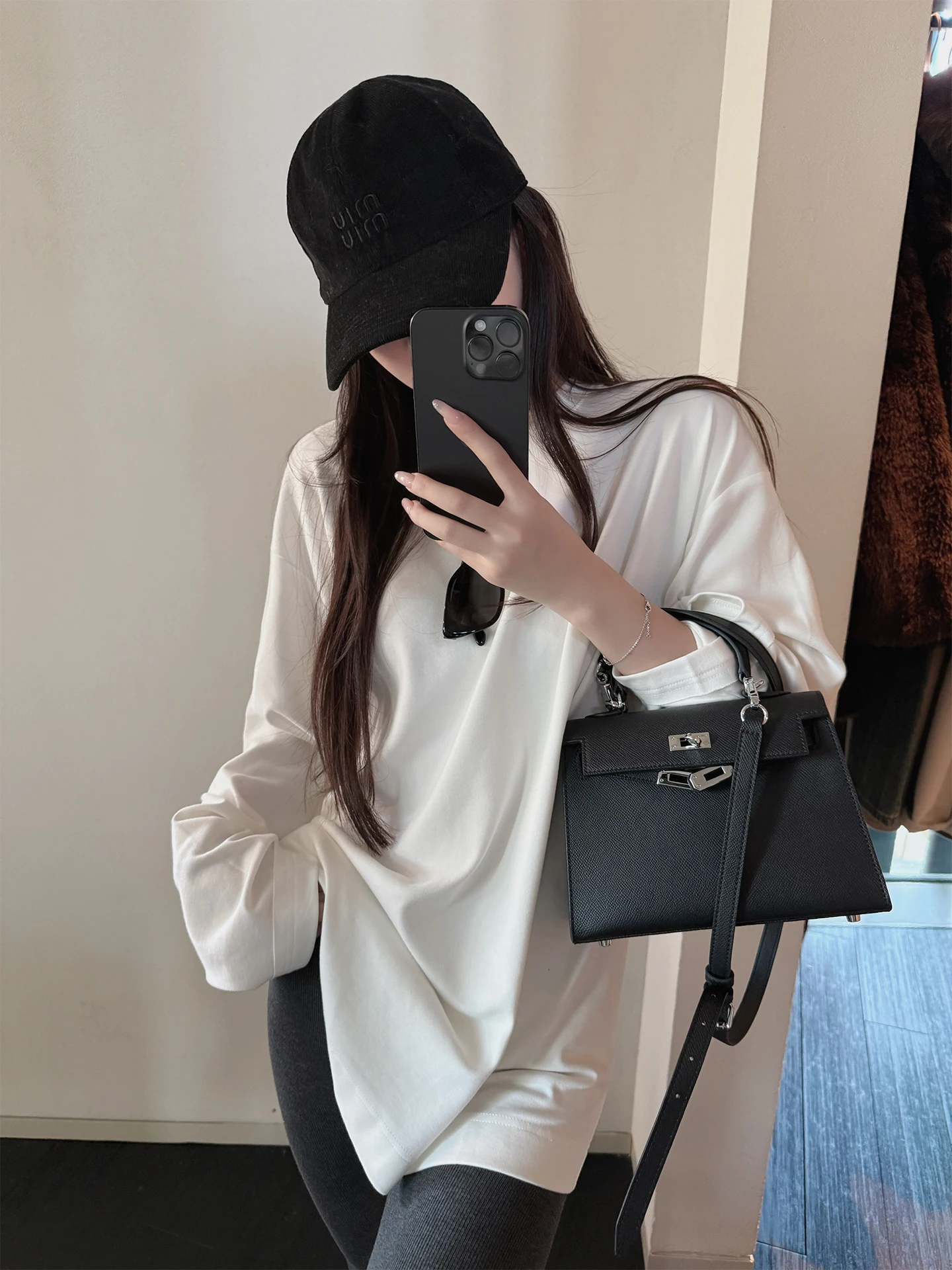 冬の重ね着に最適な大きめコットンTシャツ：ここyaya shopのカジュアルスタイルが実際の着用でどうなるか