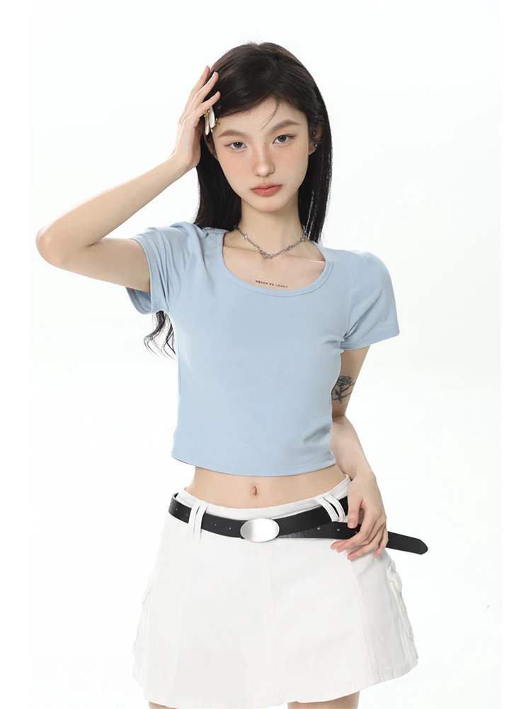 20代女性が夏に選ぶべき「辣妹風」スタイルは？方領Tシャツと高腰スカートのセットアップで解決