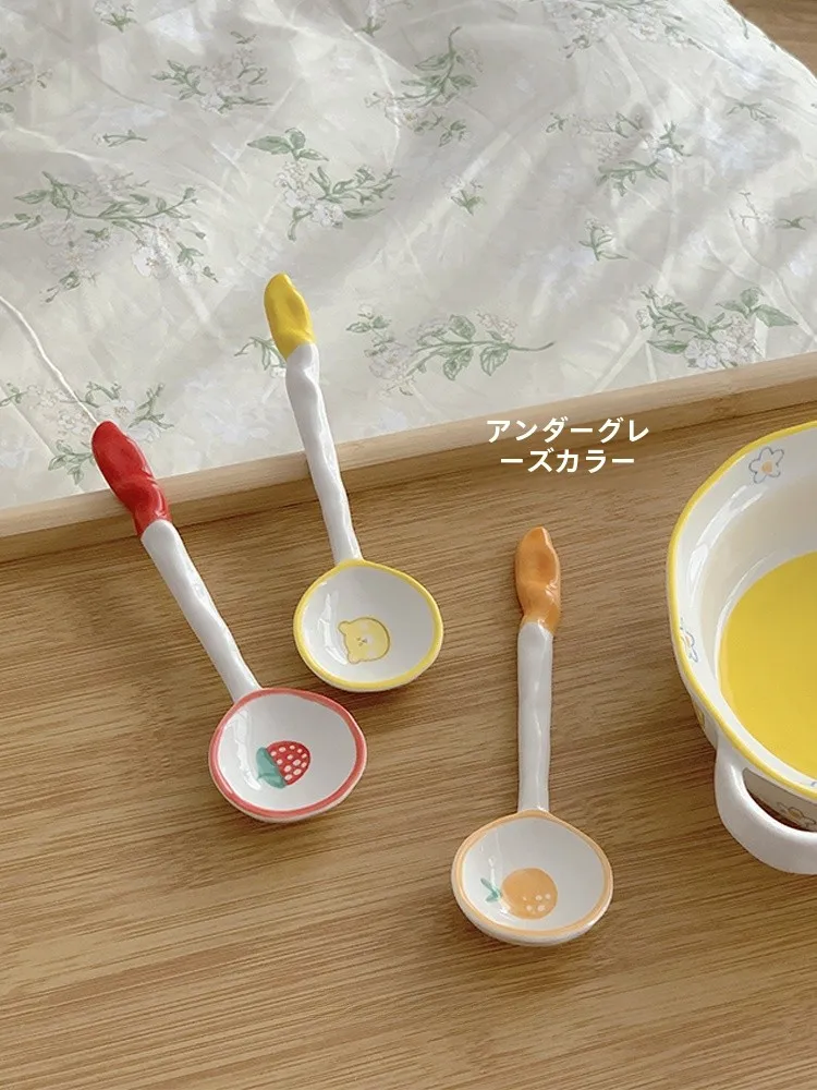 家庭用ロングハンドルセラミックスプーン かわいい スープスプーン：プチギフトとしての実用性とデザインのバランス