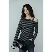 ストライプデザインの斜め襟長袖Tシャツ【通勤用・スリムフィット・ファッション性抜群】