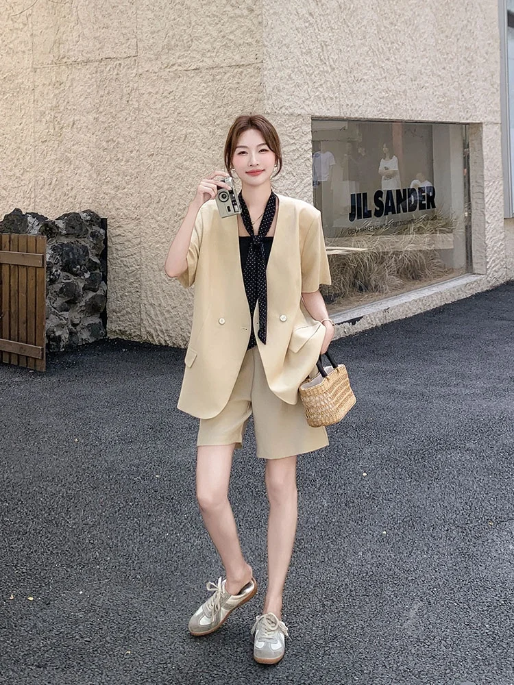 カーキ色ドット柄スカーフ付きスーツ：春夏向け小柄女性向けの着こなしガイド