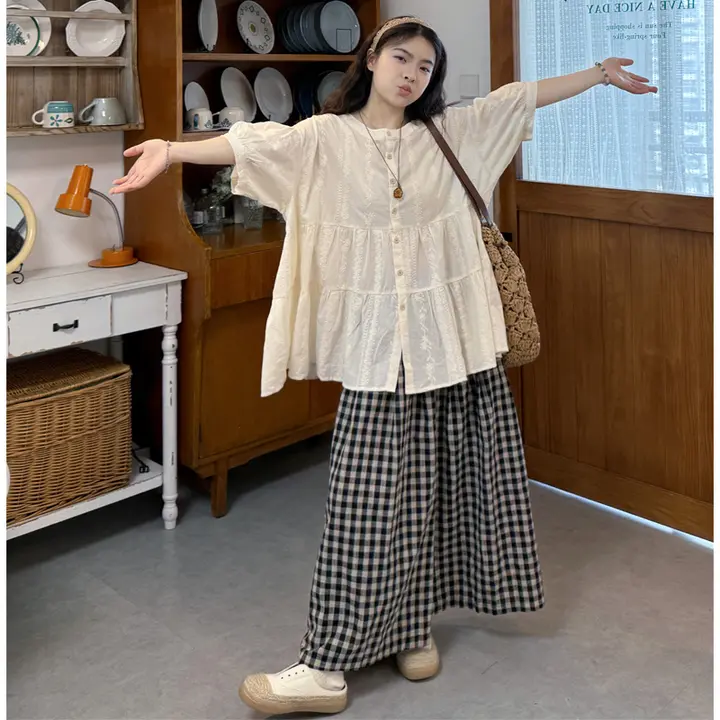 大きいサイズの女性用刺繍シャツ【フィット・チェック柄ワイドパンツ付き】（セットアップ対応）