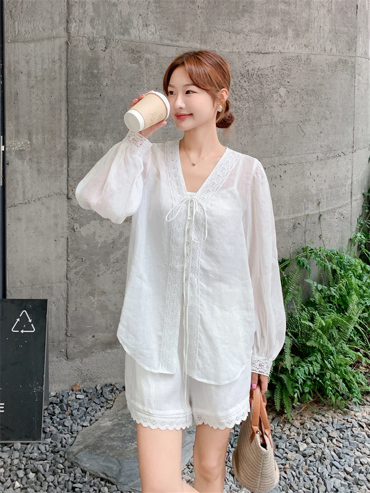 気温30度で涼しい服装としての白色の防晒シャツとショートパンツセットの実用性