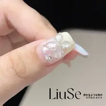流れる色合いの手作りネイル【貝殻使用・高級感あるデザイン・貼り付けストーン付き】