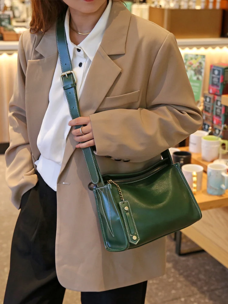 どんな服にも合うショルダーバッグを選ぶなら、ベージュとグリーンのどちらがおすすめ？