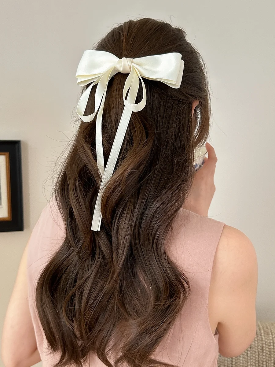 黒いリボン付きヘアクリップ：ゆるいポニーテールのシンプルな固定に最適なデザイン