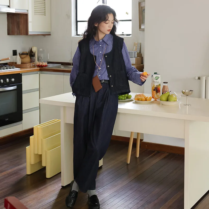 股上深め デニム はレトロデザインの長めストレートパンツで、秋の日常着に最適