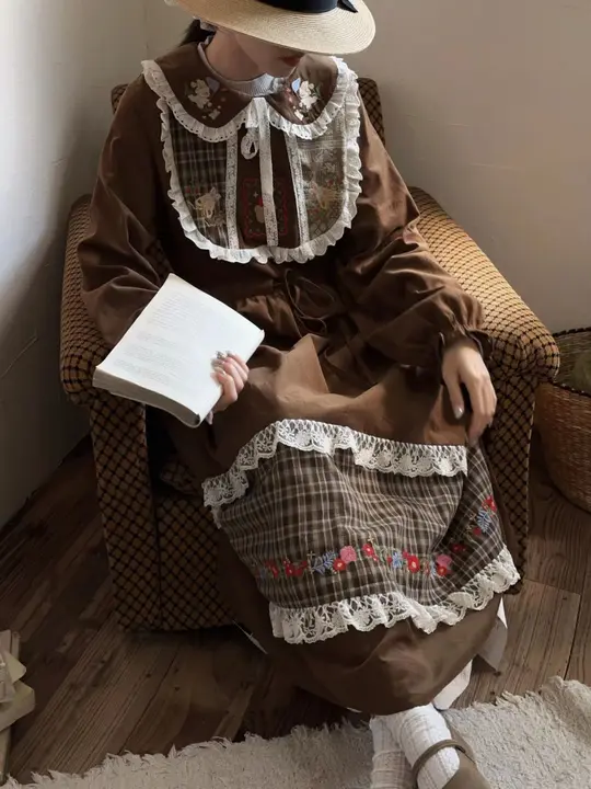 レトロデザインの刺繍入りライトコーデュロイワンピース【ゆったりしたシルエット・ドールカラー】