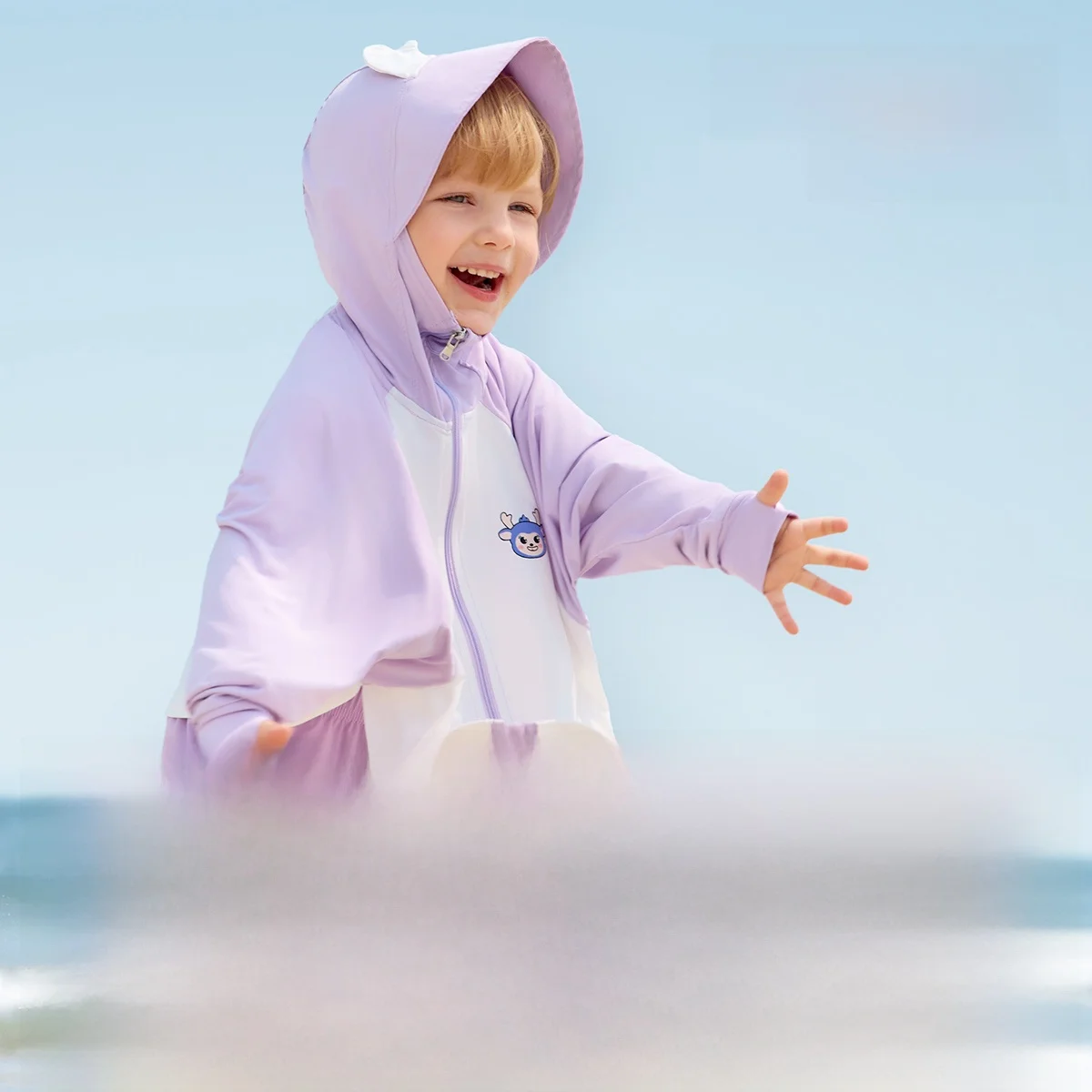気温20度の夏、子どもに着せるパーカーは「子供っぽい」より「軽くて通気性がある」ものにすべき？