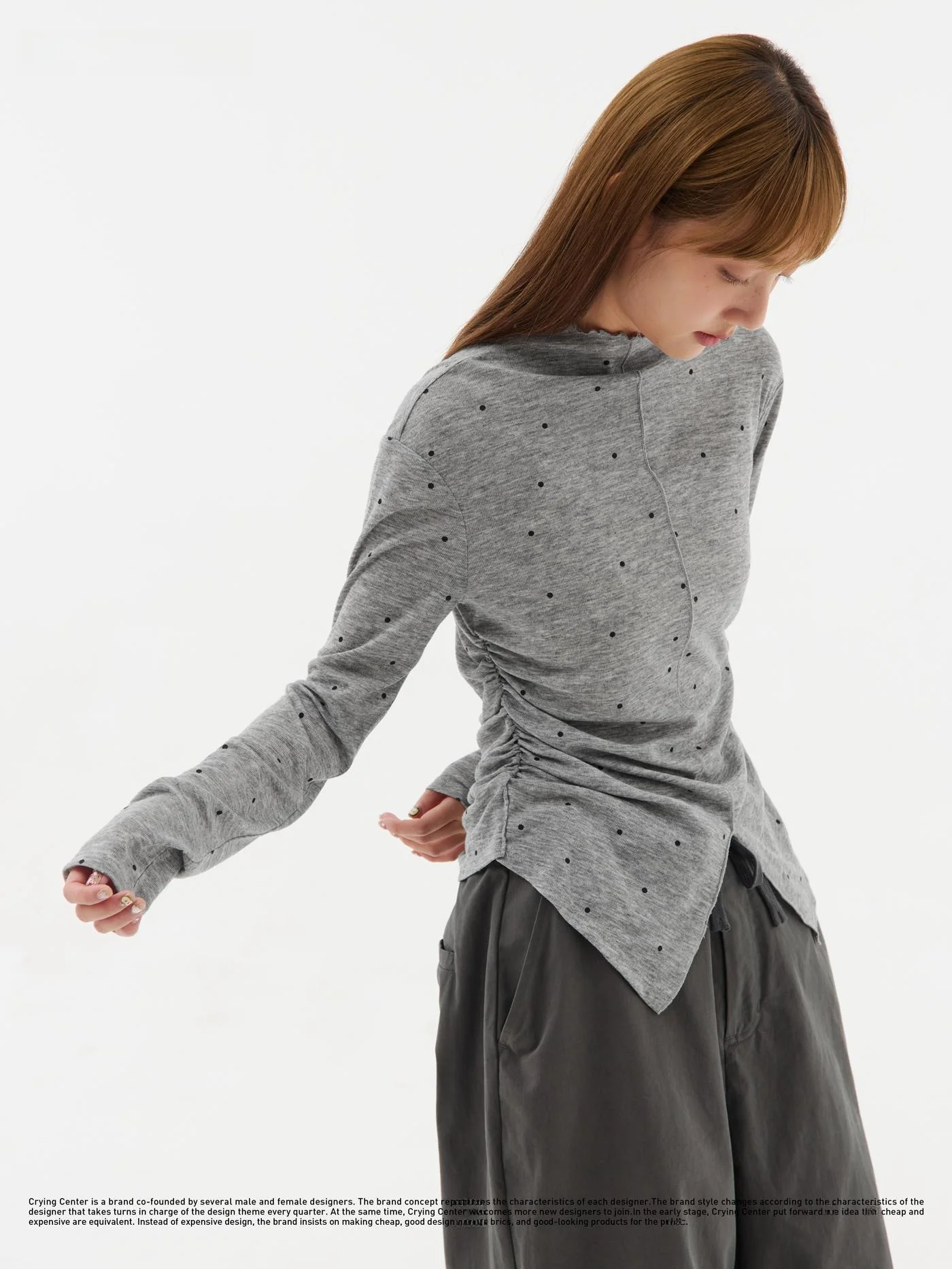 大人可愛い服 40代コーデの秘密：花柄ドットブラウスで自然な可愛さを実現