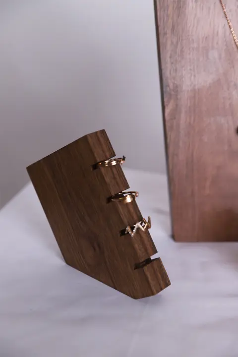 シンプルなウォールナットのリングディスプレイ【創造的な撮影小物・ジュエリーディスプレイ】