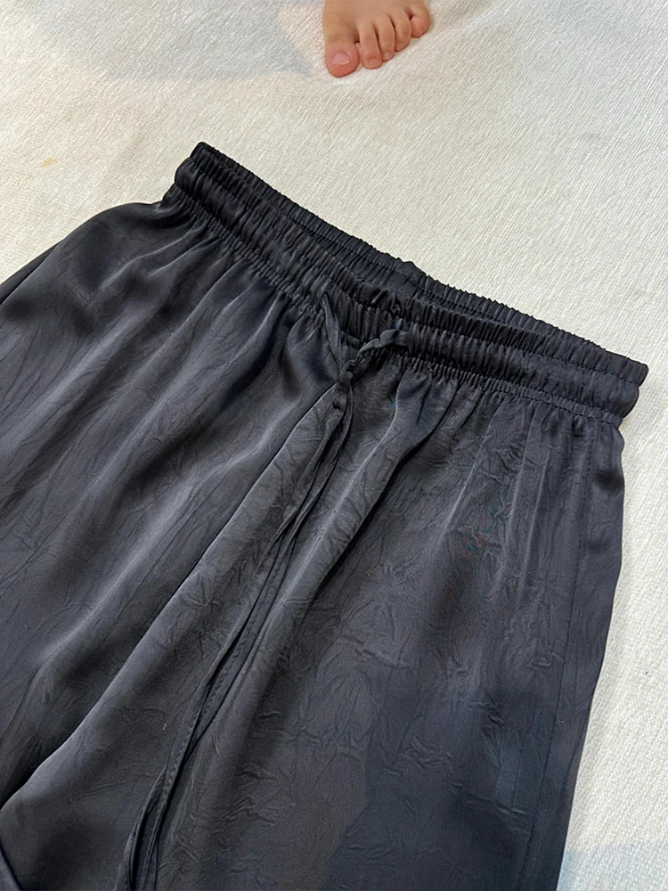 サテン風アセテートパンツ：ウエストゴムとワイドレッグが夏の着心地を支える